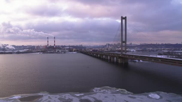 Müllverbrennungsanlage Schornstein in der Nähe des Flusses. Stadtverkehr auf der großen Brücke aus der Luft — Stockvideo