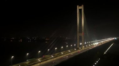 Şehir trafiği modern köprüde sisli havada gece görüşünde