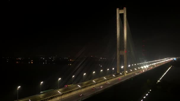 Traffico cittadino sul ponte moderno nella nebbia alla vista aerea notturna — Video Stock