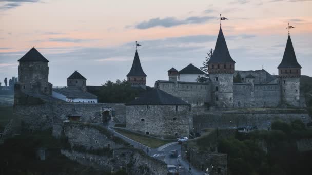 Antigua fortaleza en la antigua ciudad de Kamyanets-Podilsky castillo timelapse de día a noche — Vídeos de Stock