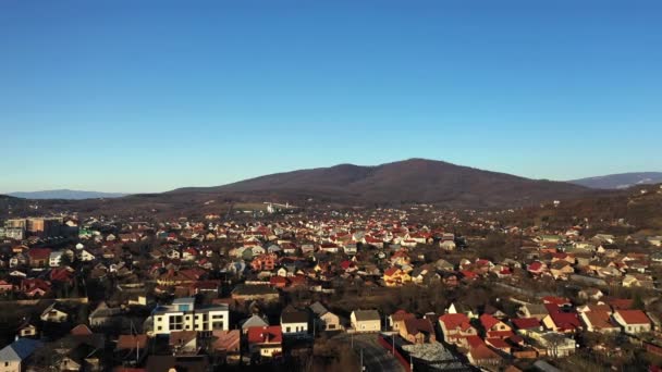 Akşamları Mukachevo şehrinde güzel dağ manzaralı panorama manzarası var. — Stok video