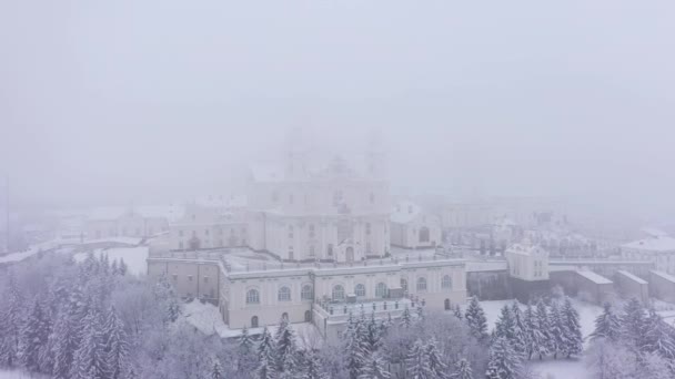 El Pochaev Lavra en la niebla en el invierno en vista aérea día nublado — Vídeo de stock