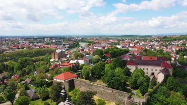 Das Stadtbild von Uzhgorod in der Nähe der Burg im sommerlichen Luftbild — Stockvideo