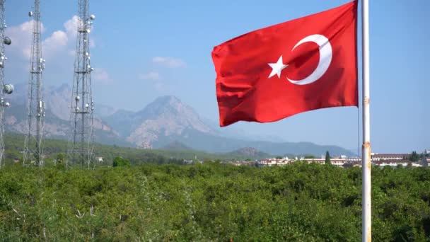 터키의 아름다운 산 너머에 있는 터키 국기 — 비디오