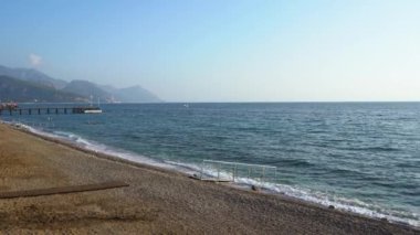 Kiris Kemer 'deki otelde çakıl taşı plajı