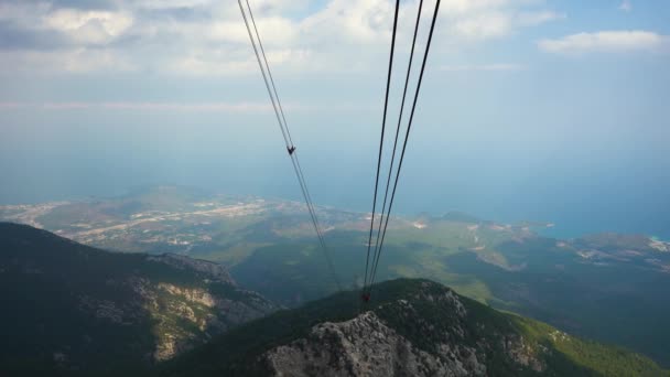 Widoki na góry z kabiny kolejki linowej na szczyt Tahtali i morze w pobliżu wybrzeża Kemer Antalya Turcja — Wideo stockowe