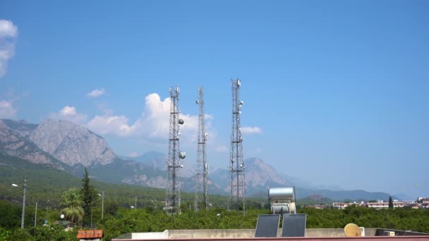 Wieże telekomunikacyjne krajobraz wieże telewizyjne dla telefonów komórkowych — Wideo stockowe