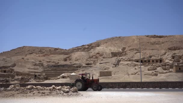 Verkeer op de stadsweg in Luxor bij de graven van het gevolg — Stockvideo