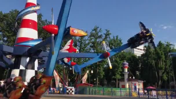 Ucrania, Kharkiv - 04 de abril de 2021: Carrusel con aviones de spinning en Gorky Park — Vídeos de Stock