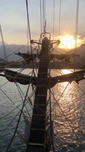 La nariz de un gran yate de vela es el alma y el símbolo del barco al amanecer — Vídeo de stock