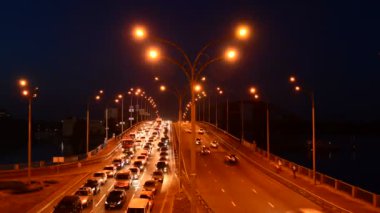 Kyiv, Ukrayna - Nisan 2022: Asphalt Köprüsü karayolu gece trafiği yoğun