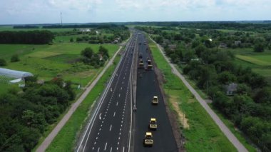 Kharkiv, Ukrayna - Nisan 2021: Ukrayna Cumhurbaşkanının yol yapımı için programı Büyük inşaat hava manzarası.