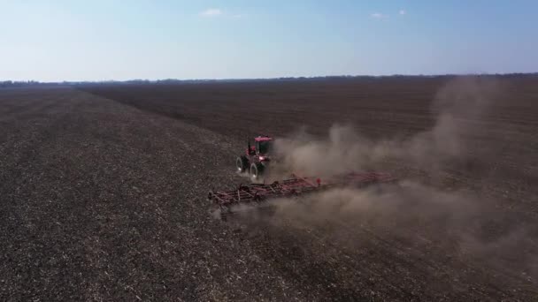 우크라 이나 체르니 히프, 2022 년 4 월 : A Tractor With A Seeder Sowing In A Plowed Field. 우크라이나 에서 전쟁중에 뿌려진 씨. — 비디오