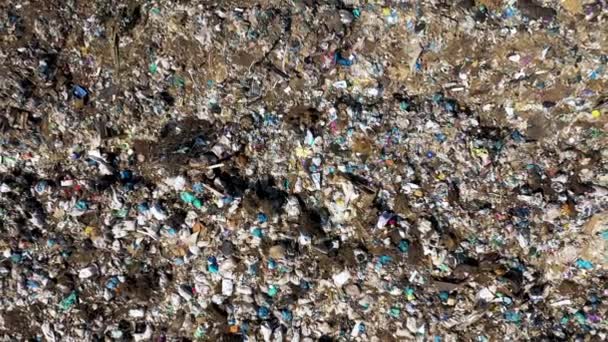 Zanieczyszczenie ziemi plastikowymi butelkami i torbami. Otwarte przechowywanie odpadów stałych widok z lotu ptaka — Wideo stockowe
