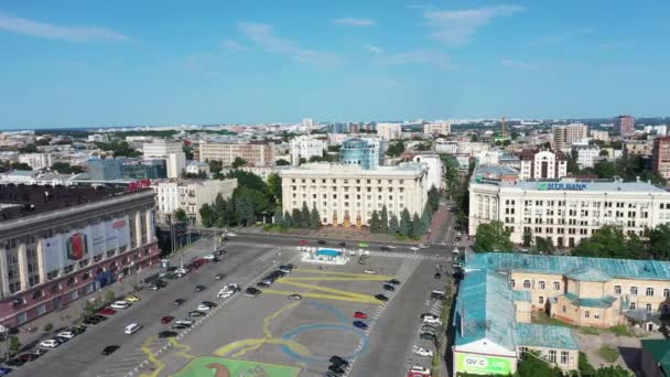 Kharkiv, Ukraine - May 2021: The building of the Kharkiv Regional State Administration Kharkov before the war aerial view — Vídeo de stock