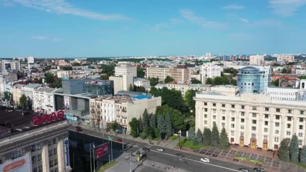 Charkov, Ukrajina - květen 2021: Letecký pohled na centrální část města. Náměstí svobody — Stock video