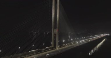 Şehir trafiği modern köprüde sisli havada gece görüşünde
