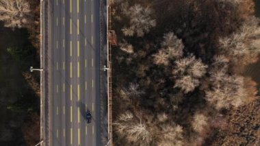 Köprünün üst görüntüsünde şehir trafiği.