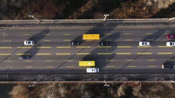 Trafik motorväg bro transport antenn ovanifrån — Stockvideo