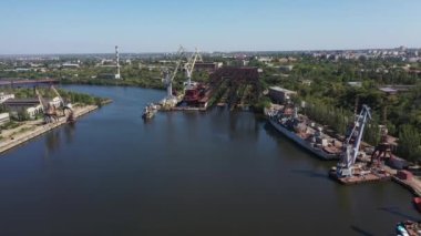 Mykolaiv, Ukrayna - Mayıs 2021: Eski Yüzen liman ve Mykolaiv tersanesi savaş havası manzarasından önce. Şehrin merkezi kısmı.