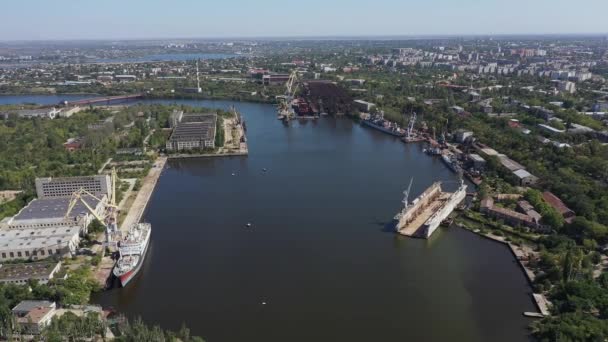 Mykolaiv , Ukraine - May 2021: Old Floating dry dock and shipbuilding yard in Mykolaiv before the war aerial view. The central part of the city — Vídeo de stock