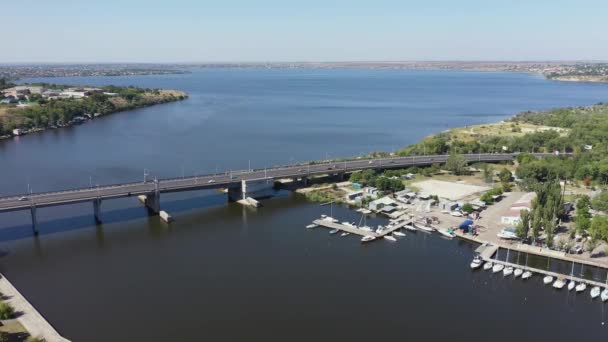 Mykolaiv , Ukraine - May 2021: The Inhulskyy Mist Bridge in Mykolaiv aerial view — Stok video