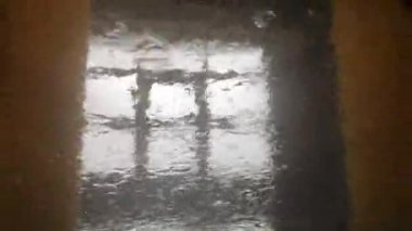 Otomatik oto yıkama devrede. Arabanın içerisinden bak.