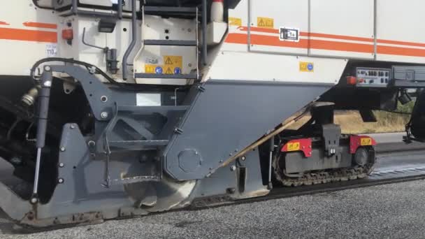Bucha, Ukraine - May, 2022: Machine cutting technique remove the old asphalt from the road. — Vídeos de Stock