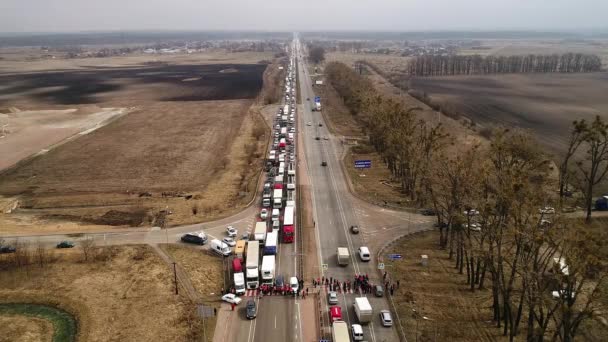 Zhytomyr, Ukraine - May, 01, 2018: Many kilometers of traffic jams due to protests of people on the highway aerial view — Vídeo de stock