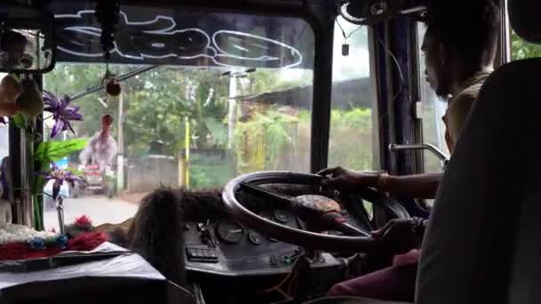 Hikkaduwa, Sri Lanka, styczeń 2022 r.: Kierowca prowadzi autobus w azjatyckiej okolicy kierownicy i rąk — Wideo stockowe