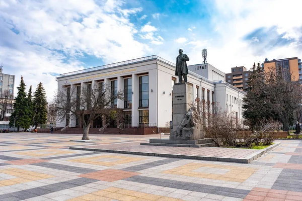 Cherkassy, Ukrayna - Mayıs 01, 2022: Çerkasya Bölgesel Akademik Akademik Ukrayna Müzik ve Drama Tiyatrosu Taras Grigoryevich Shevchenko 'nun adını aldı