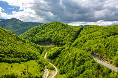 Nehir boyunca dağ yolunda trafik vardı güneşli bir günde hava manzarası vardı.