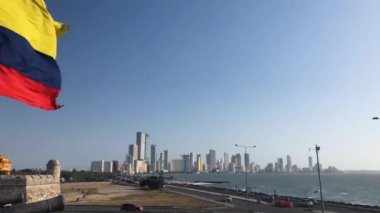 Şehrin modern kısmının Cartagena Kolombiya manzarası eski şehrin yanından rüzgarda savrulan büyük bir bayrak..