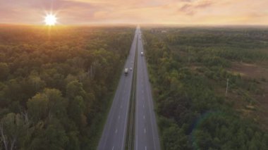 Otoyol kırsal hız yolu destansı günbatımı hava manzaralı.
