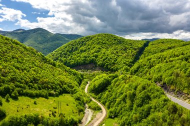 Güneşli bir günde, dağ yolunda trafik vardı..