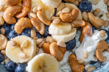 Güzel bir kahvaltı. Süzme peynir, ceviz, sedir, yabanmersini ve bal tabakta..