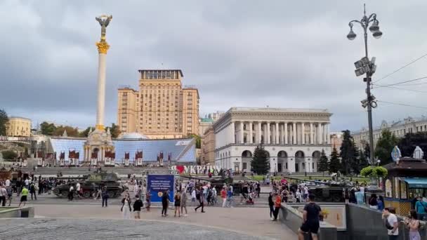 Ουκρανία Κίεβο Αύγουστος 2022 Έκθεση Ρωσικού Στρατιωτικού Εξοπλισμού Που Καταστράφηκε — Αρχείο Βίντεο