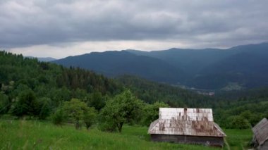 Karpat dağlarında sabah Havadan panoramik manzara.