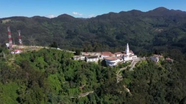 Bogota Kolombiya 'daki Montserrate kilisesi ve dağları..