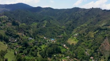 And Dağları 'nın yükselen gökyüzü manzarası.