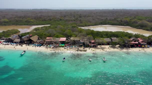 Bílá Písečná Pláž Krásným Tyrkysovým Mořem Bungalovem Cartagena Kolumbie Letecký — Stock video