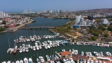Cartagena Kolombiya 'nın panorama manzaralı yat ve yelkenli parkında..