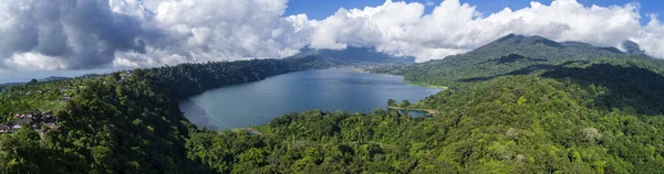 在灰云的空中全景下 高山森林山中的达瑙布岩湖 — 图库照片