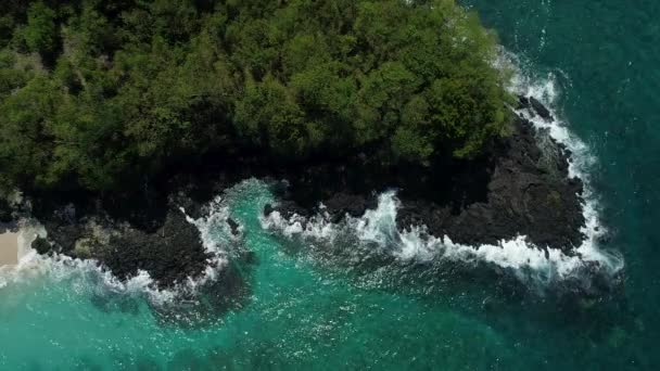 Hermosas Olas Del Océano Vista Aérea Del Acantilado — Vídeo de stock