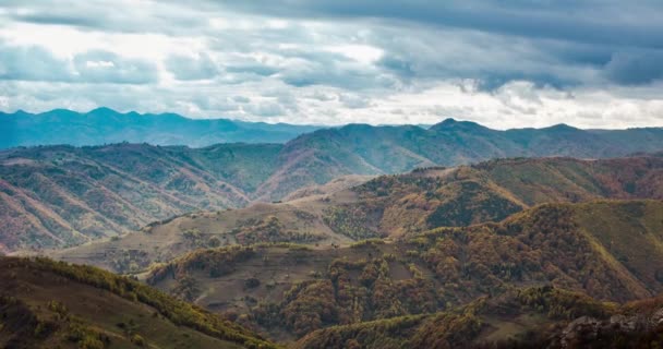Epische bergketen landschap met zonnestralen schijnt door de wolken — Stockvideo