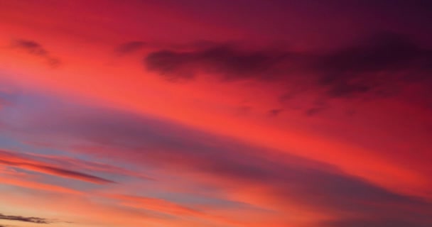Красно-розово-голубое закатное небо — стоковое видео