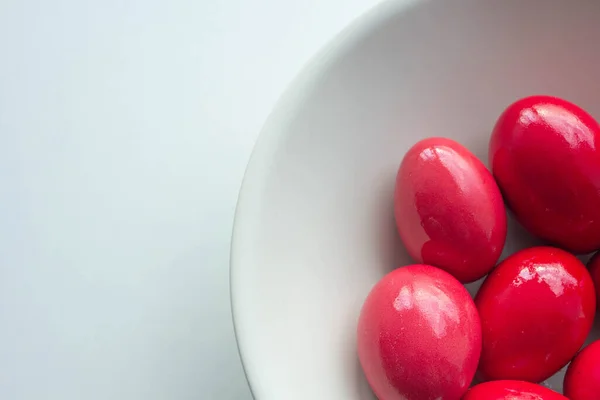 Red easter eggs in white ceramic bowl — Stock Photo, Image
