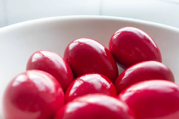 Simple red easter eggs in white bowl — Stock Photo, Image