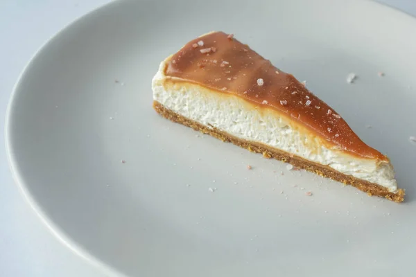 Bir dilim peynirli kek ve tuzlu karamel.