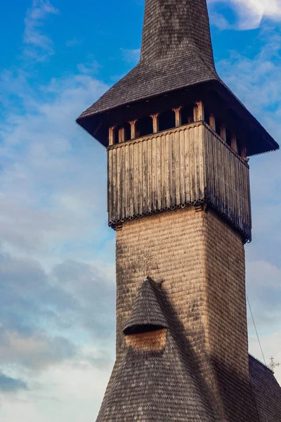 Romanya 'daki güzel eski ahşap manastır kulesi